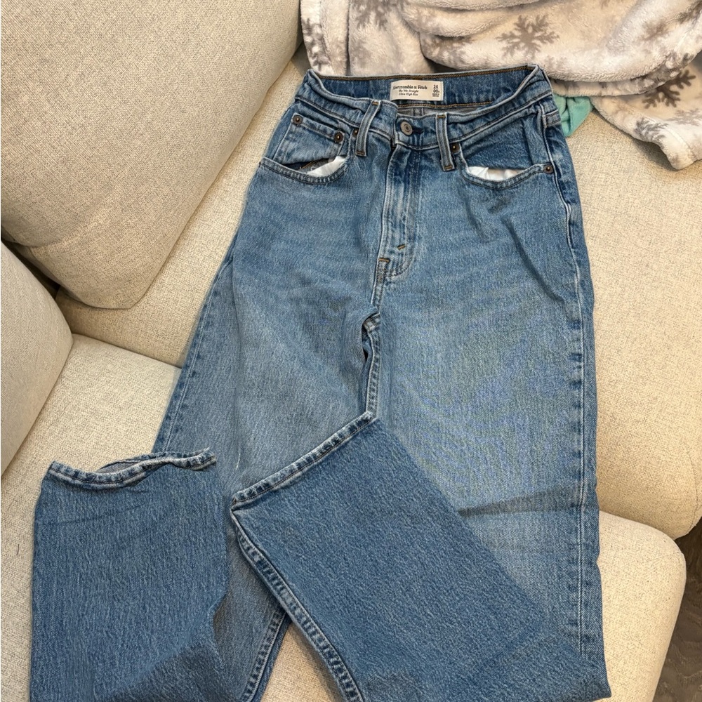 Abercrombie Ultra High Rise 90s Straight Jean (worn once)